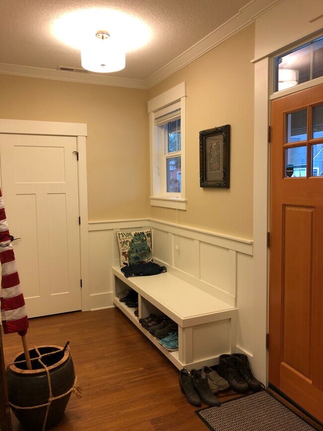 Building Photo - Gorgeous, modern craftsman 3+ bedroom, 3 b...