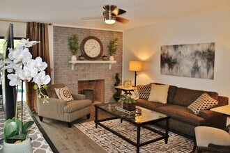 Building Photo - 7805 Renaissance Ct