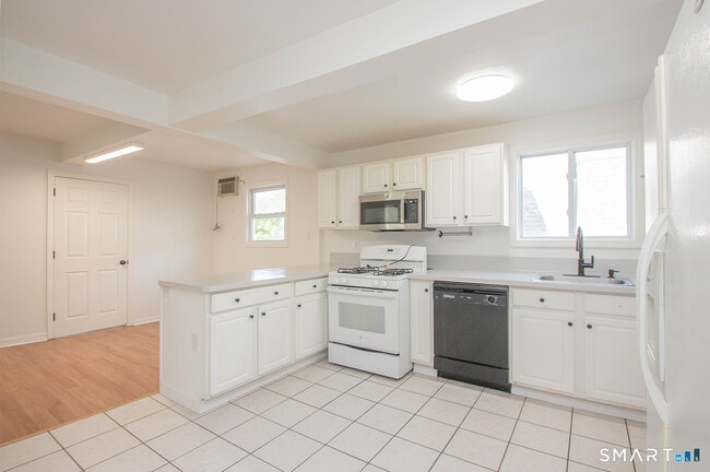 Building Photo - 2879 Fairfield Ave