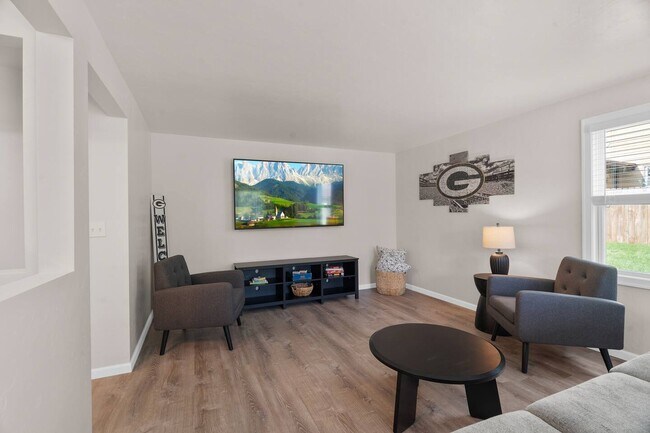 Foto del edificio - 2596 Parkwood Dr