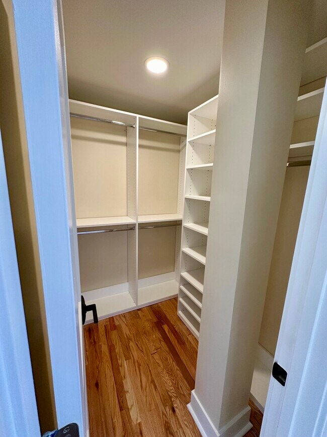 MUCHAS UNIDADES TIENEN VESTIDORES - 6252 Southwood Ave.
