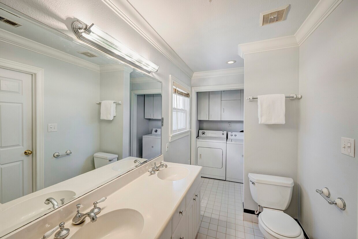 Building Photo - 1027 Althea Dr