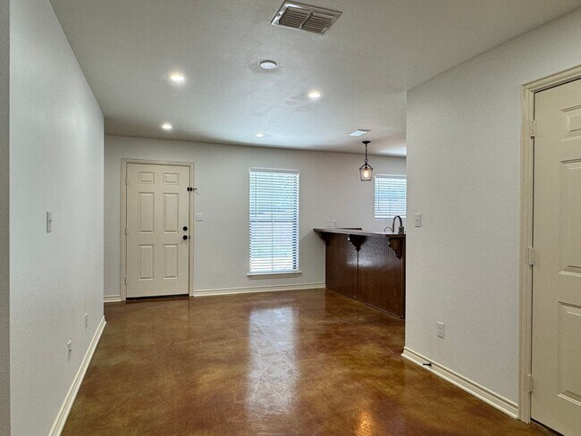 Building Photo - 13343-13343 Country Meadow Ln