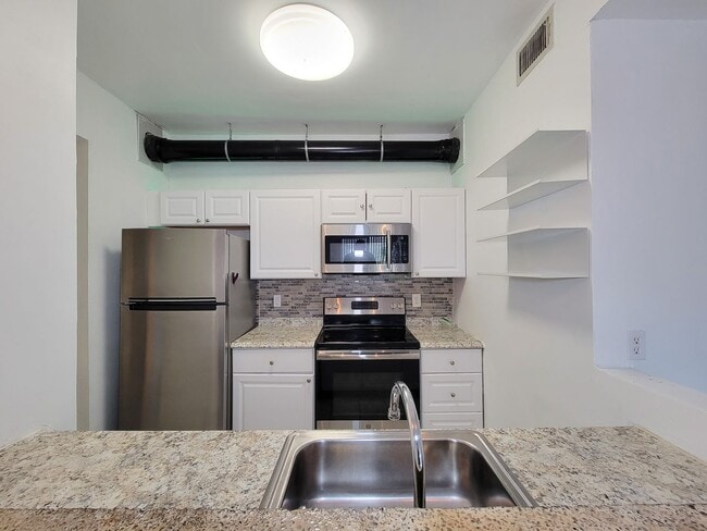 Building Photo - Spacious one of a kind 2 bedroom 2 bath condo in excellent condition. Entire condo has been paint...