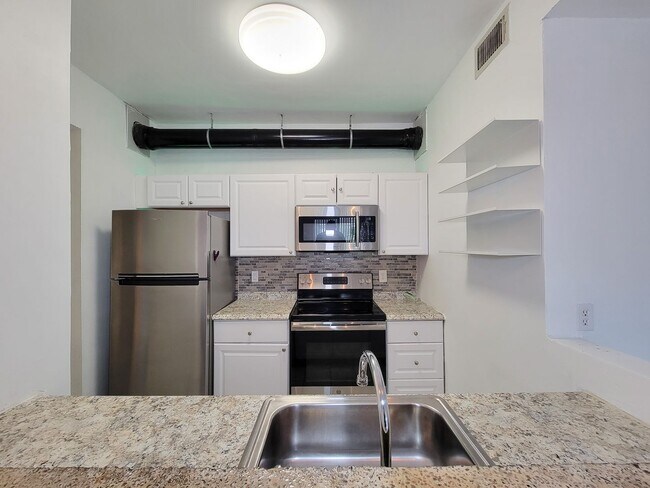 Foto del edificio - Spacious one of a kind 2 bedroom 2 bath condo in excellent condition. Entire condo has been paint...