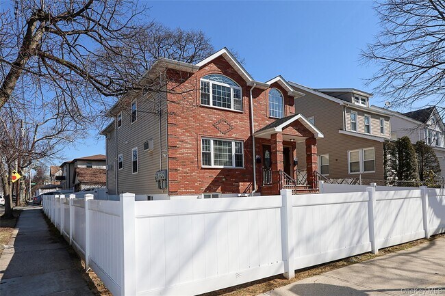 Foto del edificio - 241-01 Caney Rd