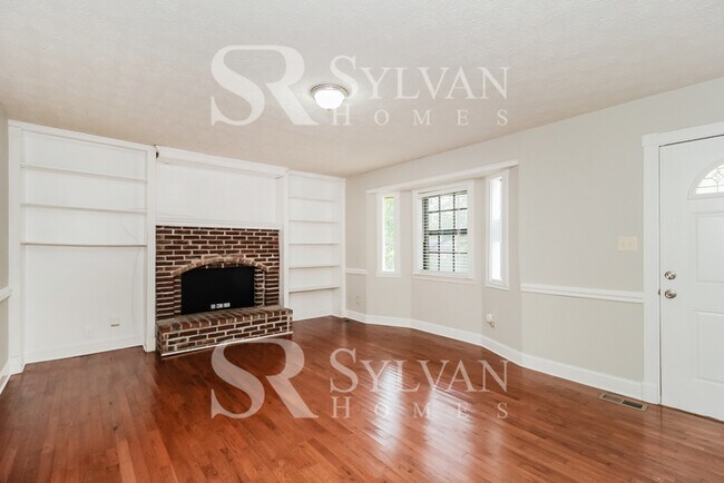 Building Photo - Welcome to this stunning 4 bedroom, 2 bath...