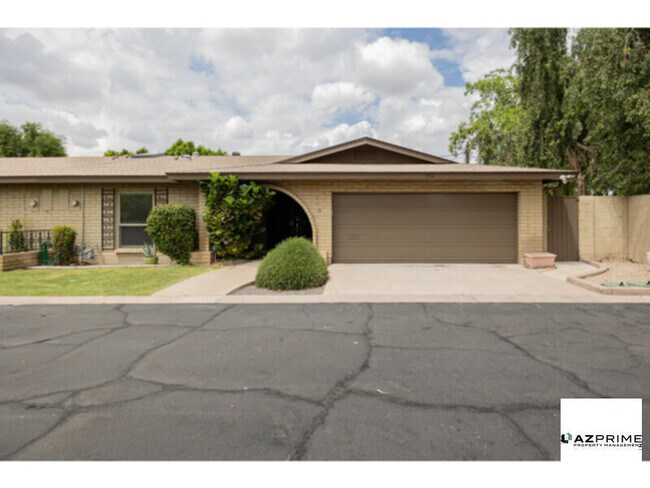 Building Photo - Stylish 2/2 Phoenix Townhome with Open Flo...
