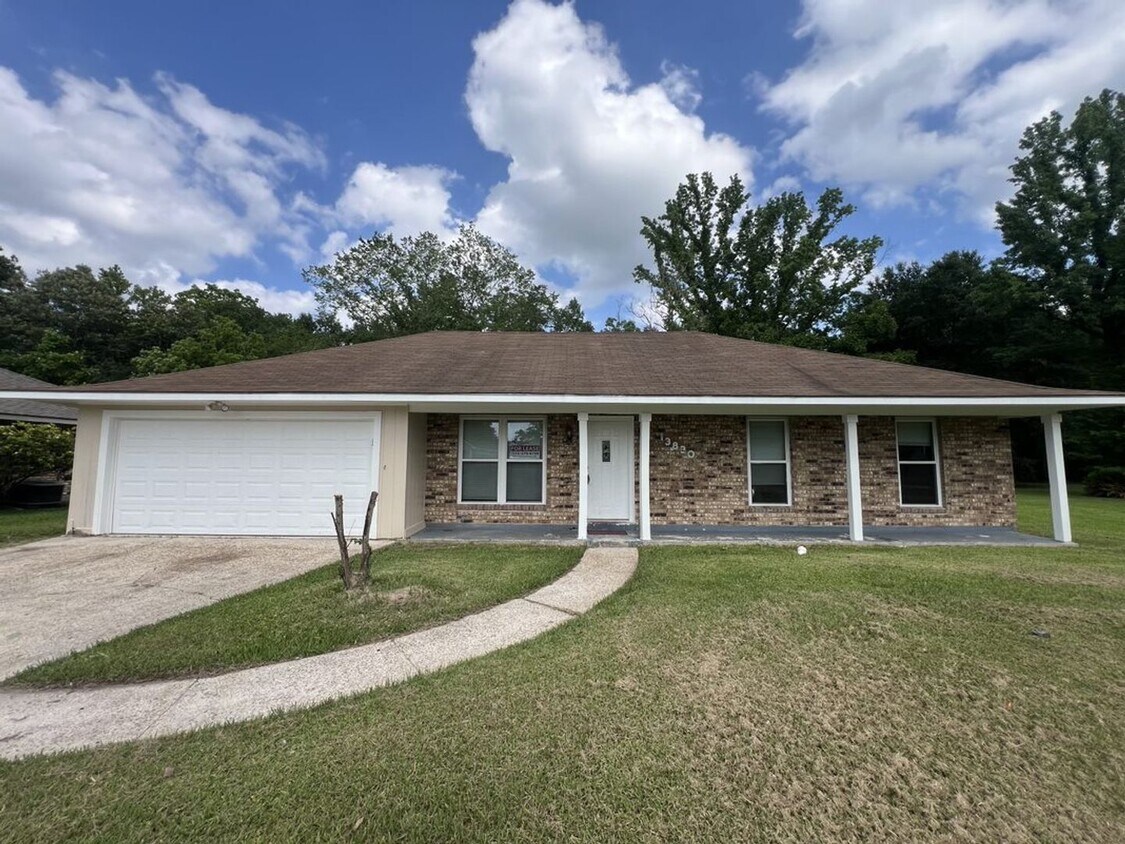 Foto principal - Charming 3-Bedroom Home on Quiet Dead-End ...