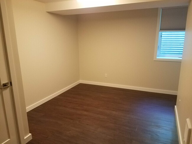 Huge bedroom with walk-in closet- 15'x9' - 1610 SW Freeman St