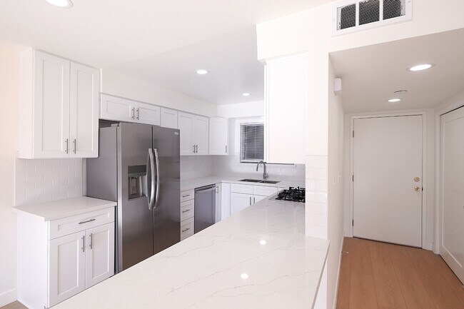 Building Photo - IN-UNIT LAUNDRY WITH ON-SITE PARKING!!