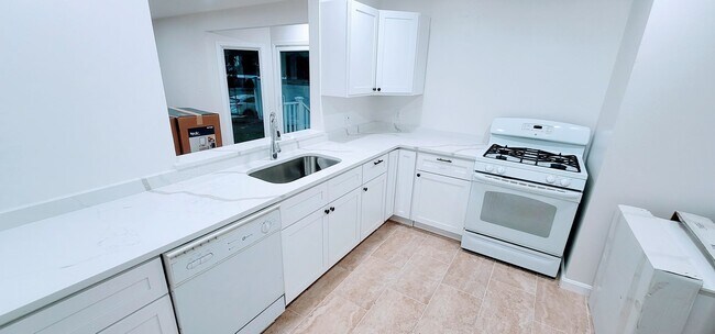 Foto del edificio - 3-Story Townhouse with Central Heat, AC and 2 Parking Spots Included