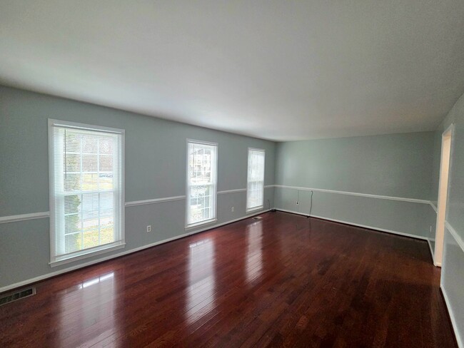 Building Photo - Beautiful 4 BR/2 Full BA & 2 Half BA EOG T...