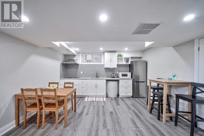 Building Photo - 195 Greti Dr