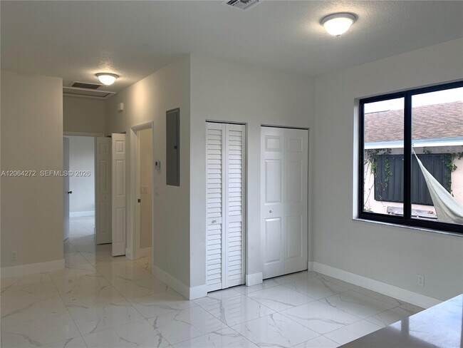Foto del edificio - 211 NW 7th Ct