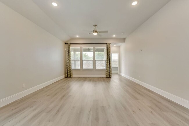 Building Photo - Recently Renovated 4-bed 3-bath 2-living a...