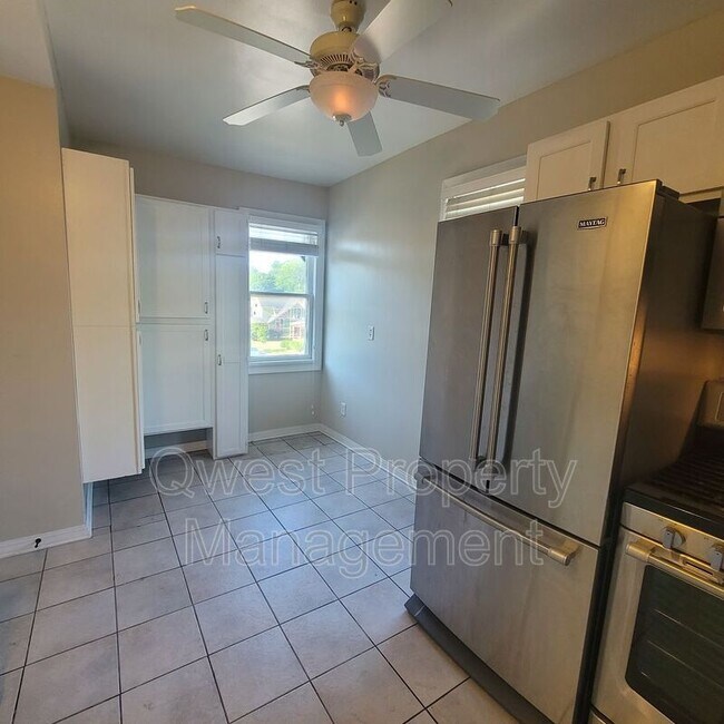 Building Photo - 900 Cherry St SE