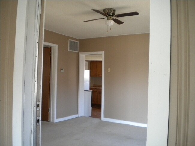 Building Photo - Pet friendly two bedroom close to hospital