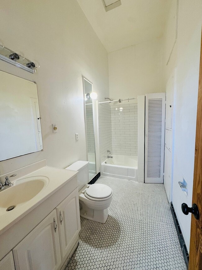 Building Photo - 1137 Treme St