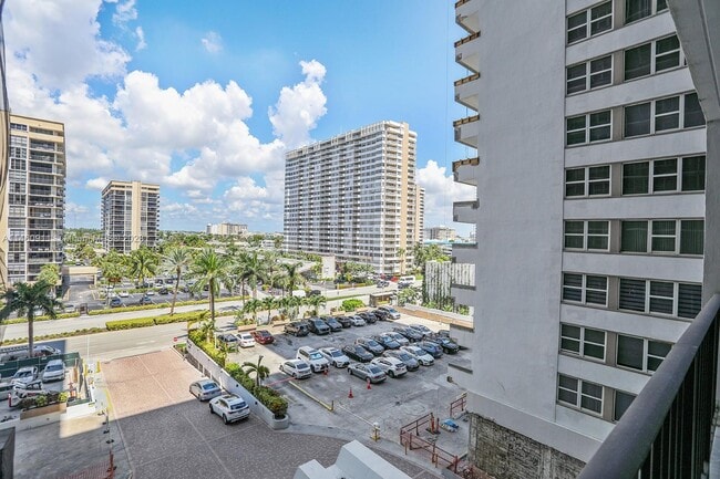 Building Photo - 2030 S Ocean Dr