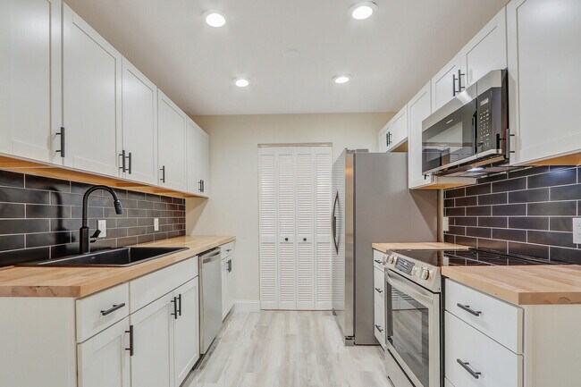 Building Photo - 8195 SE Croft Cir