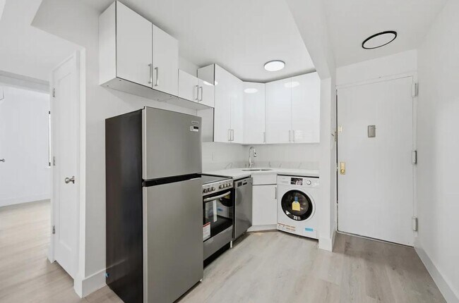 Building Photo - 300 E 96th St