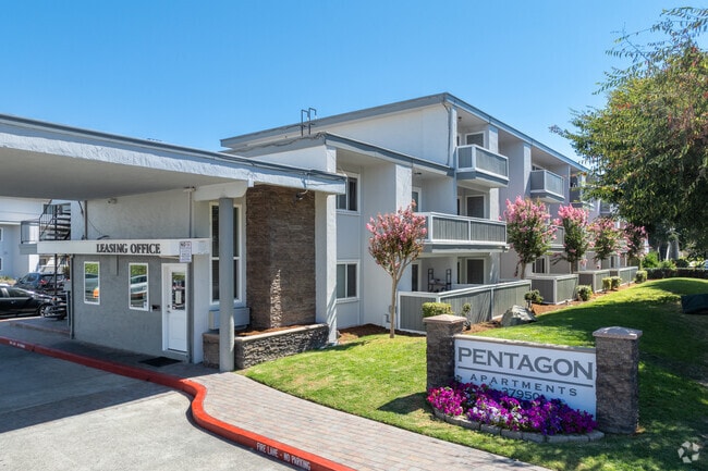 Entrada - Pentagon Apartments