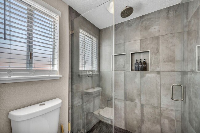Building Photo - 3 Bed FULLY FURNISHED Pool Home