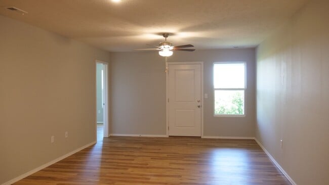 Building Photo - 3 bedroom duplex Aurora, MO