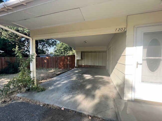 Building Photo - 3 Bed 1 Bath Home for Rent with Carport an...
