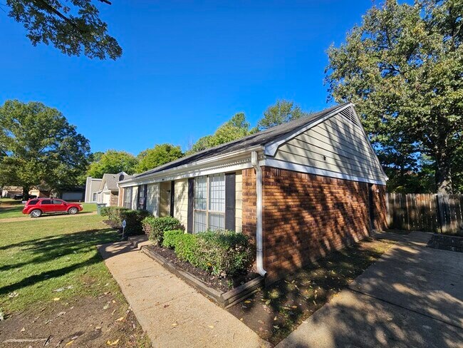 Foto del edificio - 3943 Silverleaf Rd