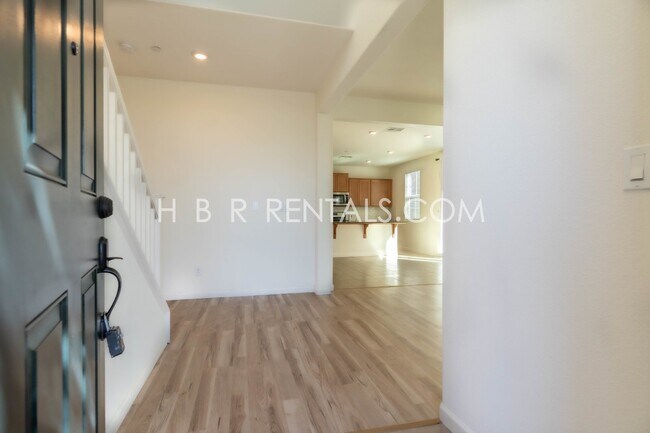 Foto del edificio - Charming 5 -Bedroom Home with 3 Full Baths...