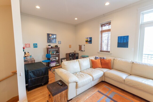 Building Photo - Massive townhome in prime location!