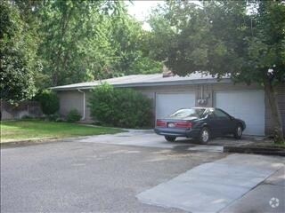 Foto del edificio - 3806-3812 Tamarack Dr