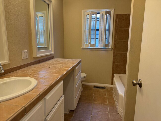 Foto del edificio - Charming 3 bedroom,  2 Bathroom in the cen...