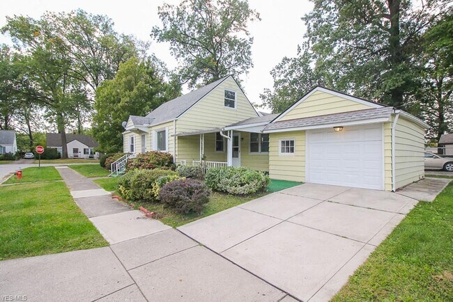 Building Photo - 25291 Briardale Ave