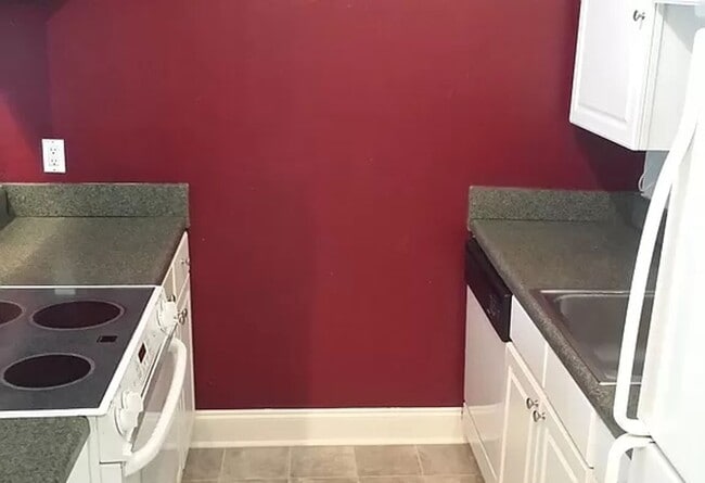 Building Photo - 1 bedroom 1 bath townhouse! Off of Tharpe st! Available now!