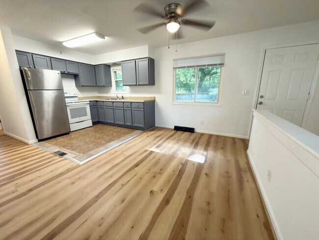 Foto del edificio - Cozy 3-Bedroom Home with Fenced Yard & Flexible Space – Cincinnati, OH