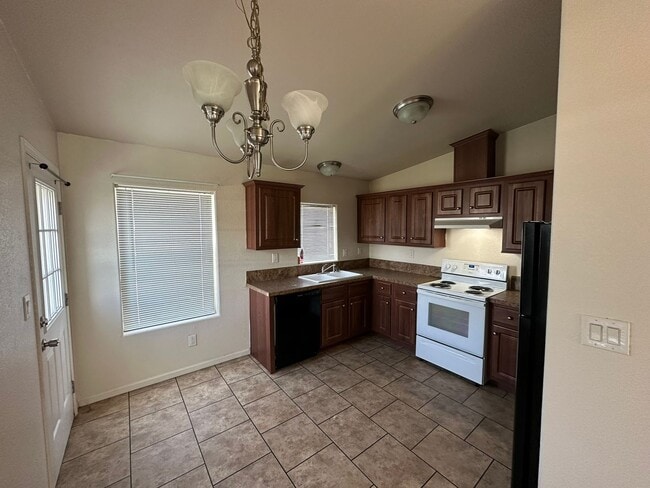 Building Photo - 3 Bed 2 Bath Duplex