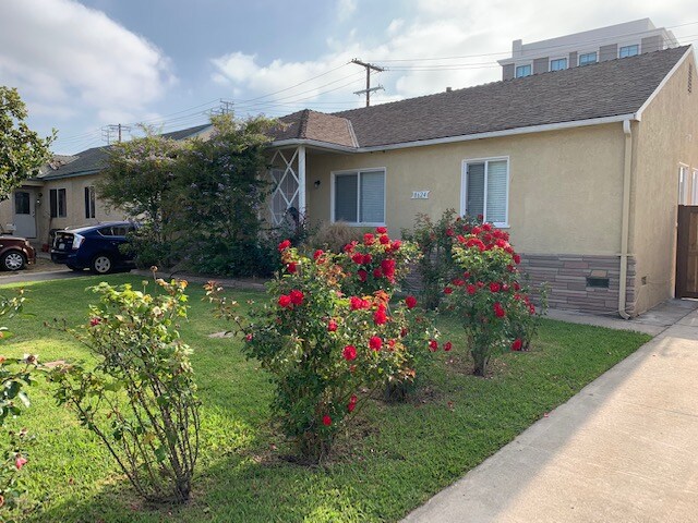 Foto del edificio - 8624 Lilienthal Ave