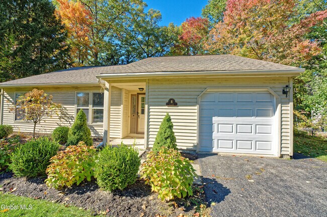 Foto del edificio - 638 Top Ridge Dr