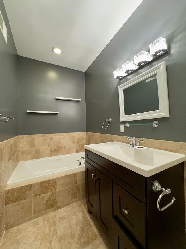 Building Photo - Modern 2-Bedroom Townhome with Stylish Fea...