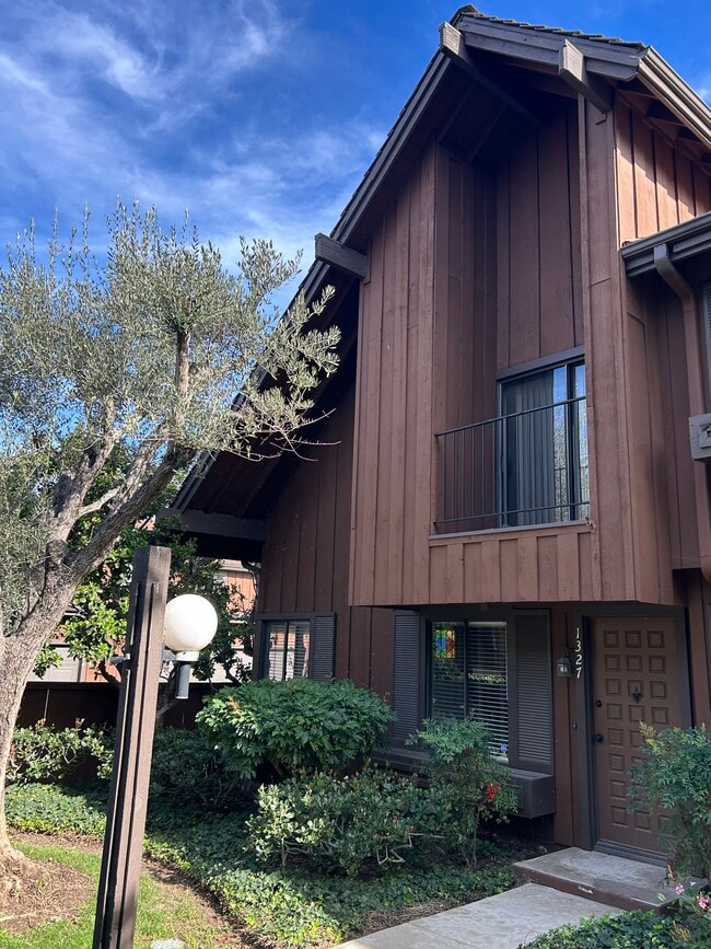 Building Photo - 1327 Westmont Dr