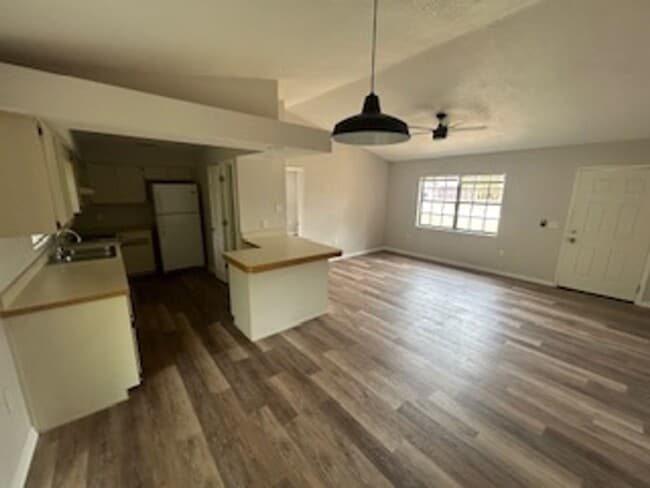 Building Photo - 2/2/1 PET FRIENDLY