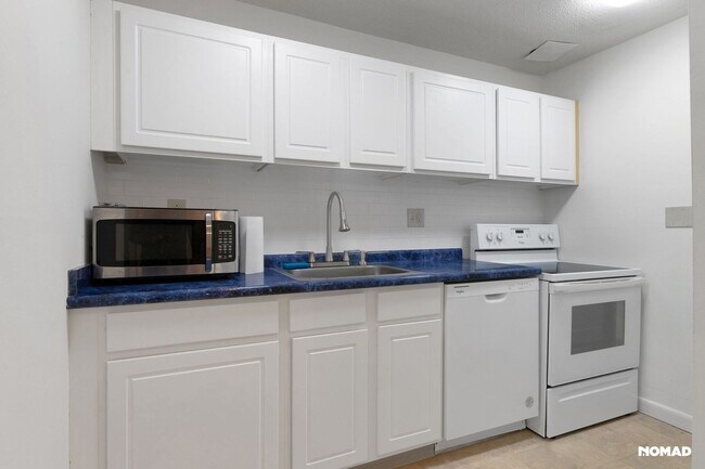 Foto del edificio - Charming 2BR Condo in Unionville