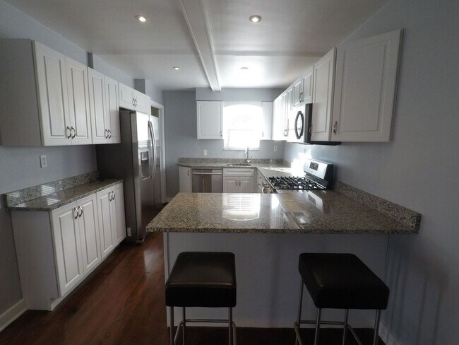 Foto del edificio - 1744 Pioneer Ave