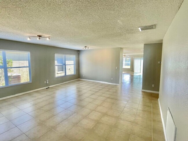 Foto del edificio - Sanford - 4 Bedroom, 2 Bathroom - $2,395.00