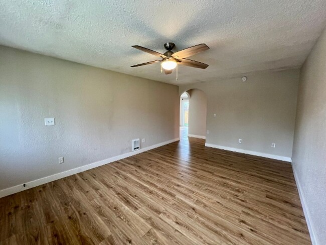 Building Photo - Pet Friendly 3BD Rambler