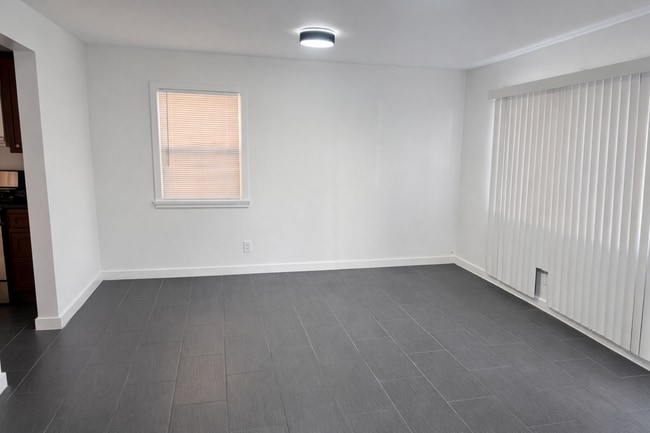 Foto del edificio - 4637 Marine Ave