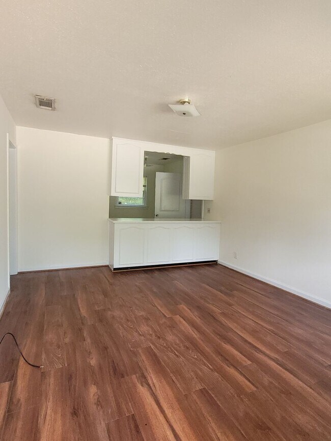 Building Photo - 3/4 Bedroom 1 Bathroom East Columbus